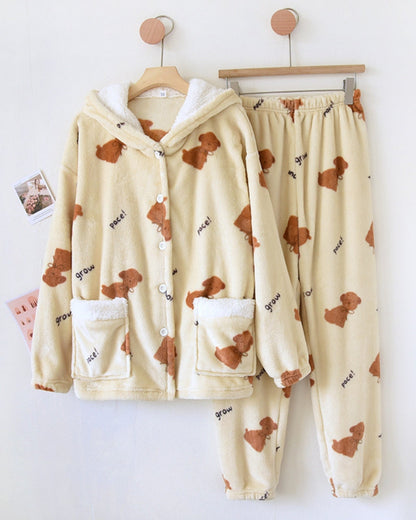 Détail des poches et motifs animaux sur le pyjama