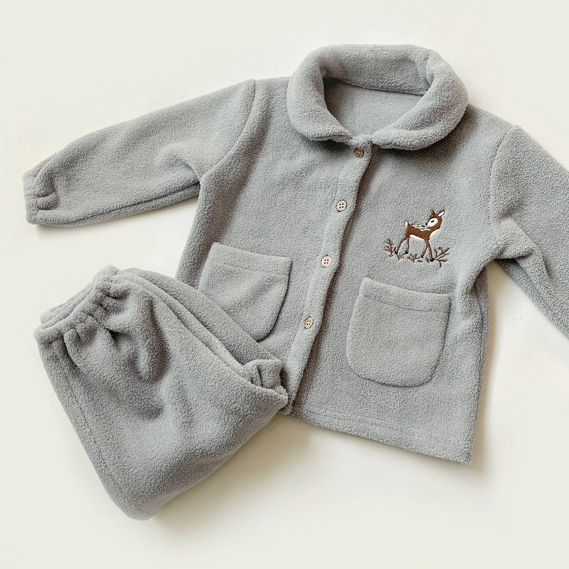 Détail du motif animal sur le pyjama blanc, texture douce