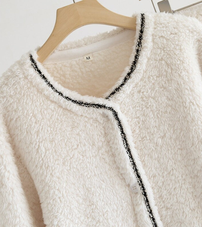Vue de face du pyjama crème avec boutons et poches