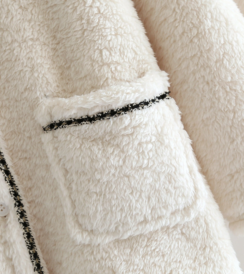 Détail du col rond et boutons du pyjama plaid
