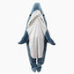 Personne portant un pyjama requin en polaire, vue de face