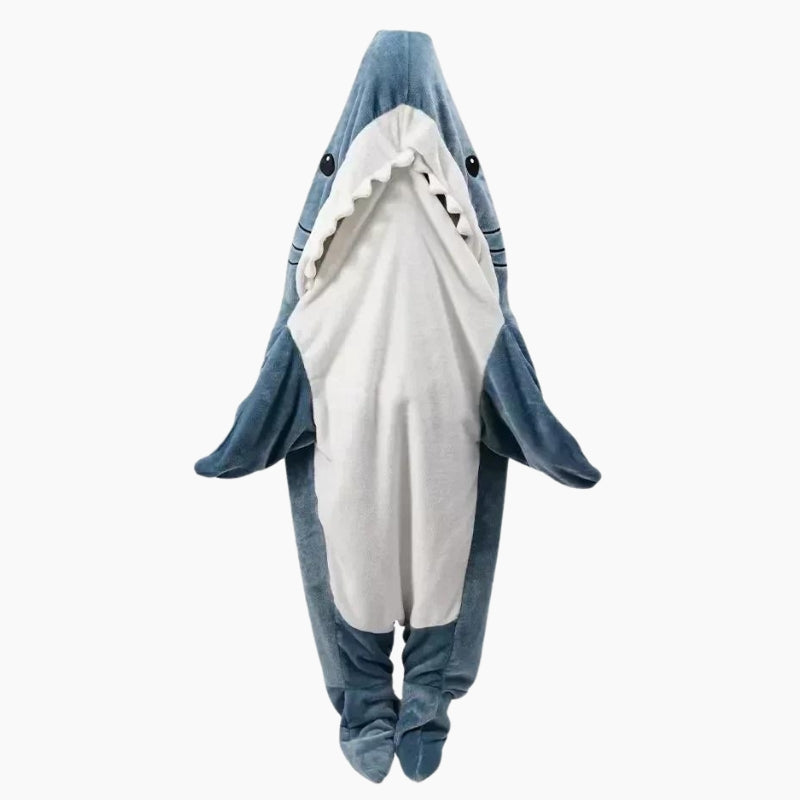 Personne portant un pyjama requin en polaire, vue de face