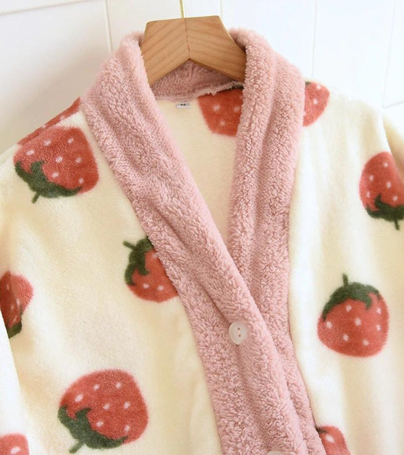 Vue de face du pyjama rose avec col montant
