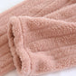 Motifs de fraises sur fond rose et blanc du pyjama