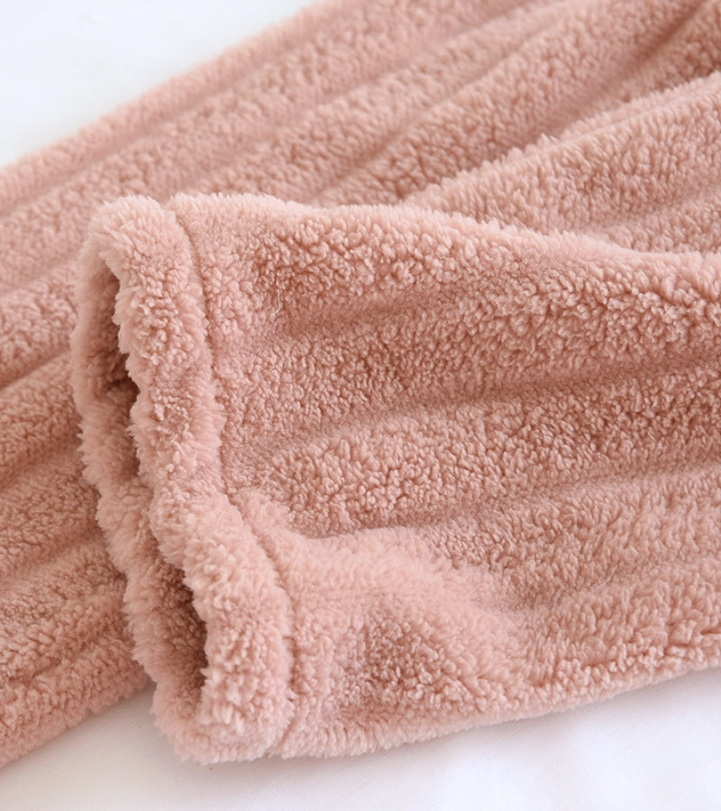Motifs de fraises sur fond rose et blanc du pyjama