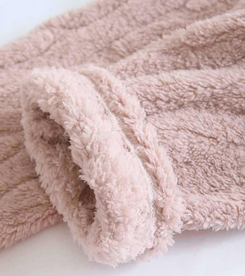 Gros plan sur la texture douce du pilou pilou rose