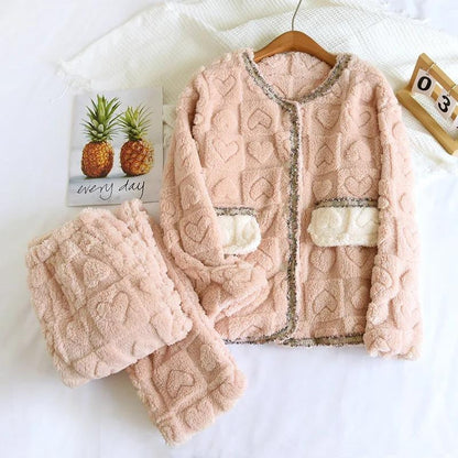 Vue de face d'un pyjama rose cocooning pour femme