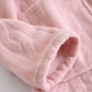 Haut de pyjama en velours rose avec col V distinctif