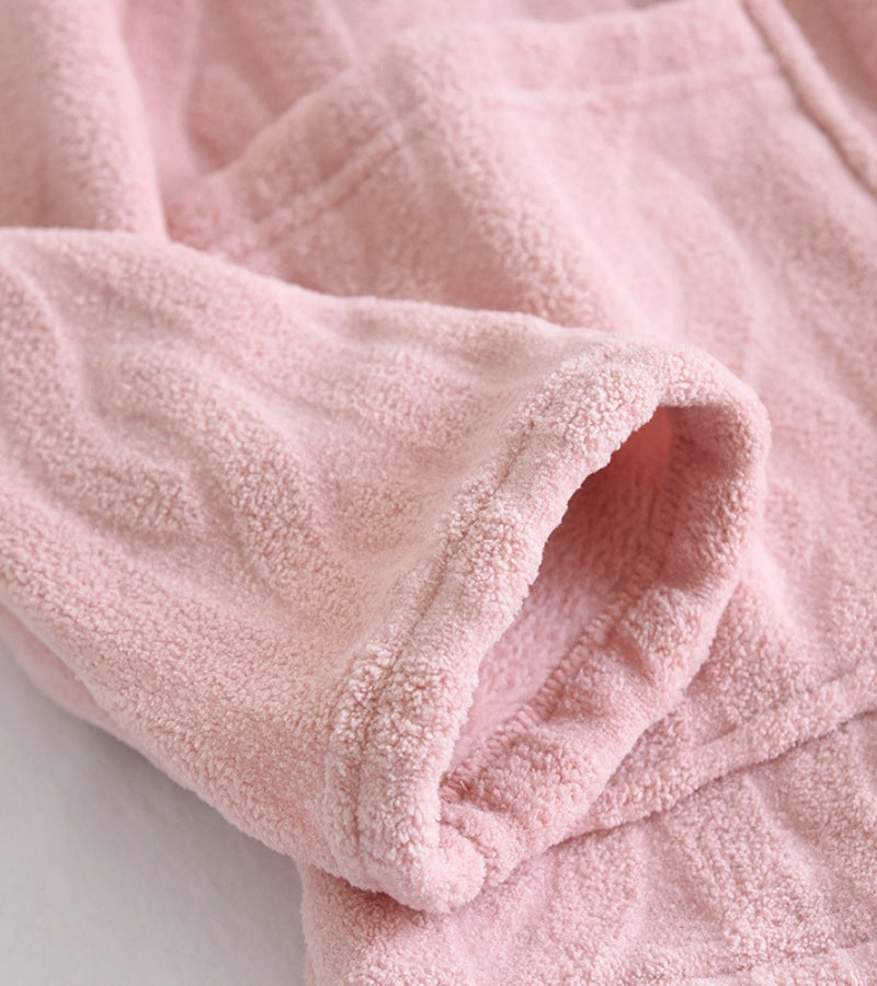 Haut de pyjama en velours rose avec col V distinctif