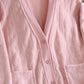 Vue latérale du pyjama rose, mettant en valeur le col