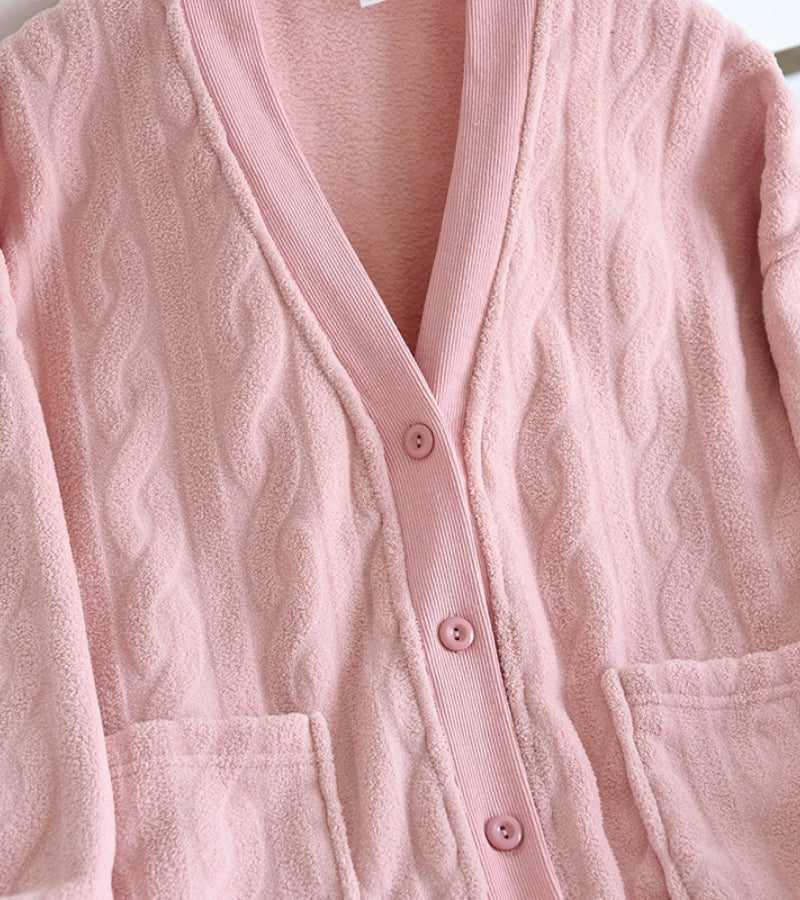 Vue latérale du pyjama rose, mettant en valeur le col