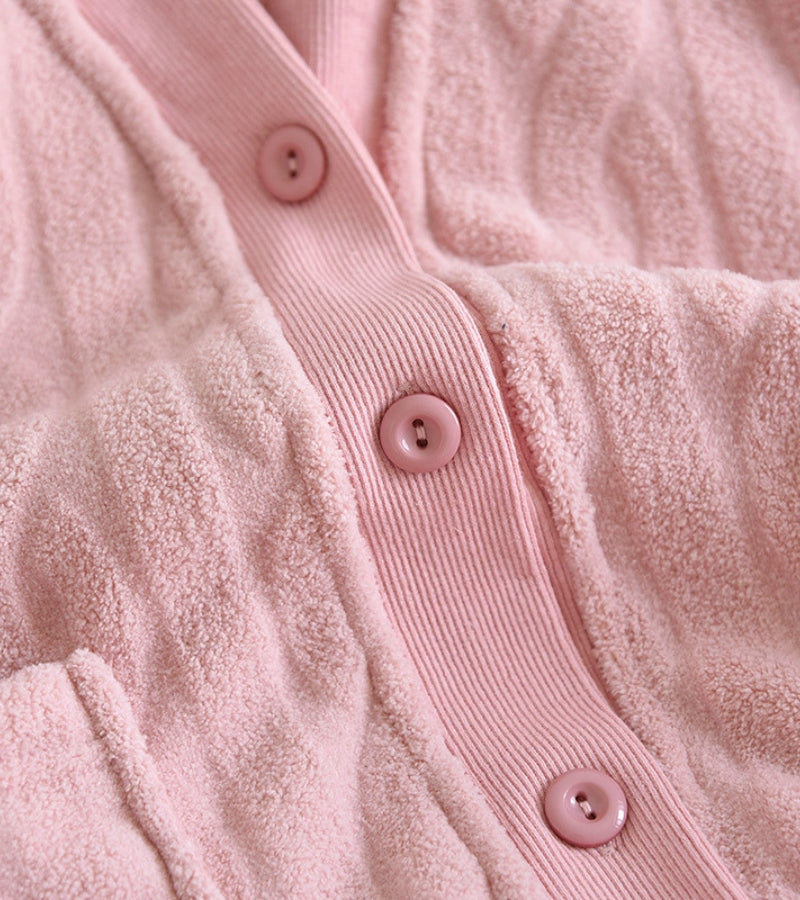 Détail des coutures fines sur le pyjama en velours