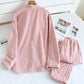 Pyjama rose en velours avec col V et boutons visibles