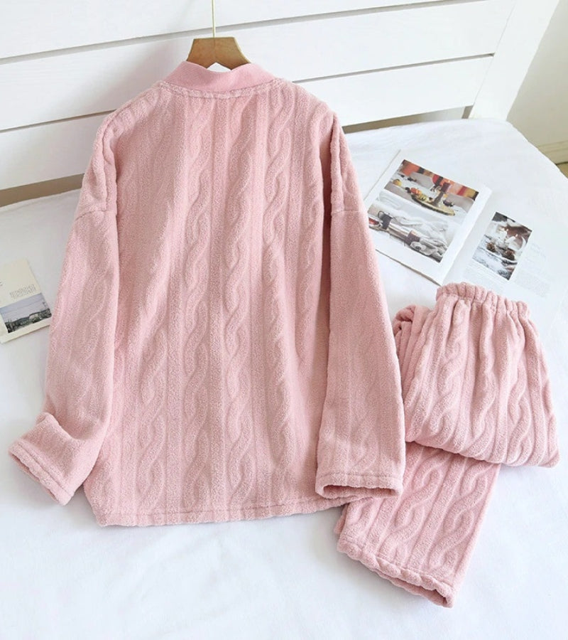 Pyjama rose en velours avec col V et boutons visibles