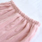 Détail du col V élégant du pyjama rose en velours