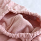 Vue rapprochée des boutons pratiques sur le pyjama