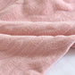 Vue de dos du pyjama rose en velours, coupe ample