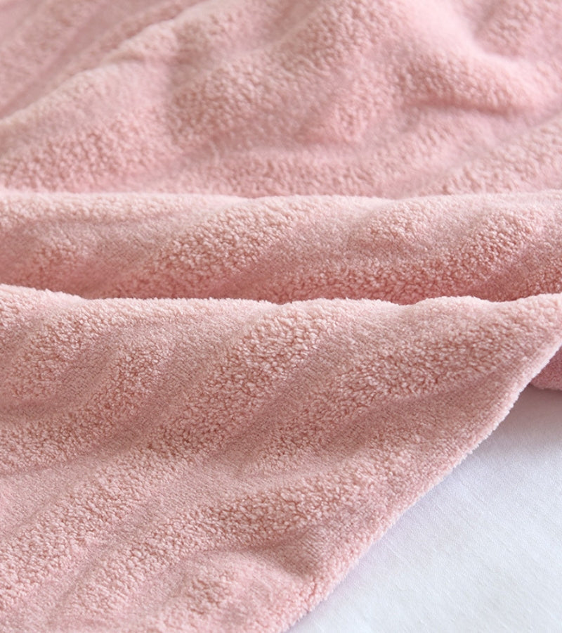 Vue de dos du pyjama rose en velours, coupe ample