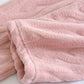 Zoom sur la matière velours du pyjama rose