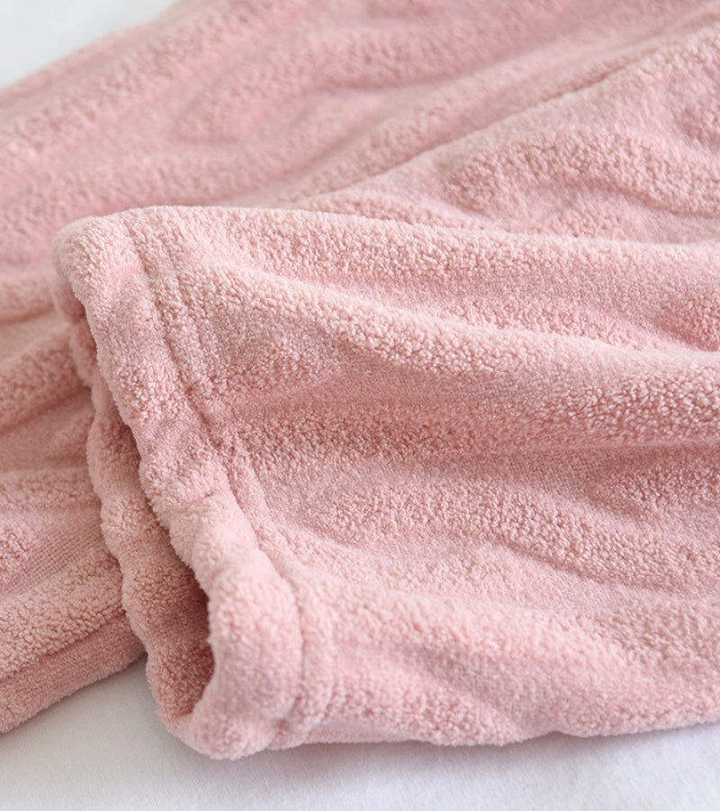 Zoom sur la matière velours du pyjama rose