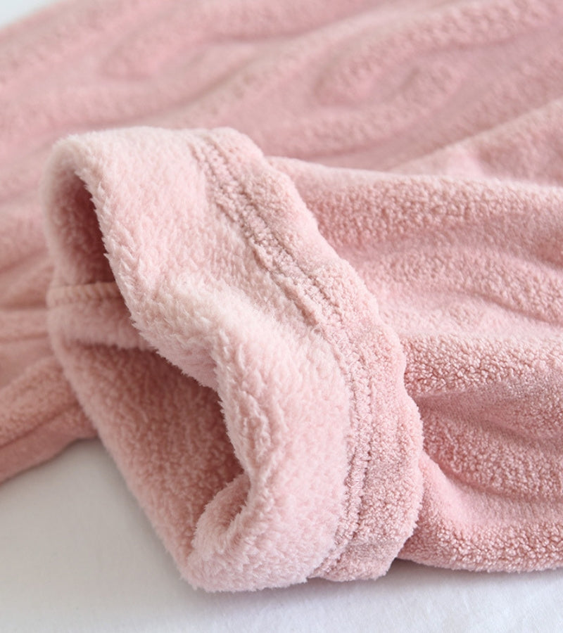 Pyjama rose en velours, détail des manches et boutons