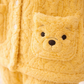 Détail des motifs croisés sur pyjama jaune pilou