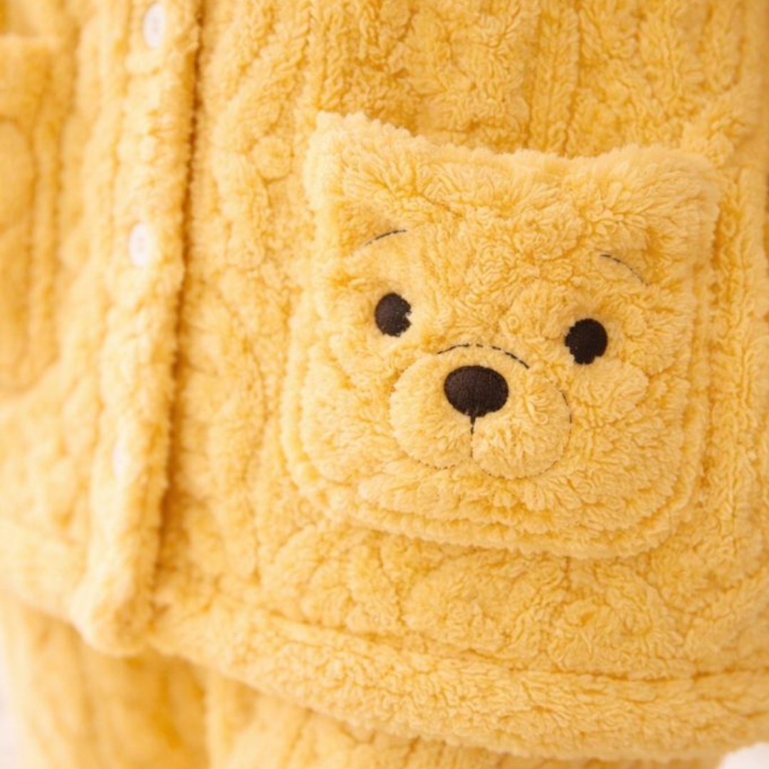 Détail des motifs croisés sur pyjama jaune pilou