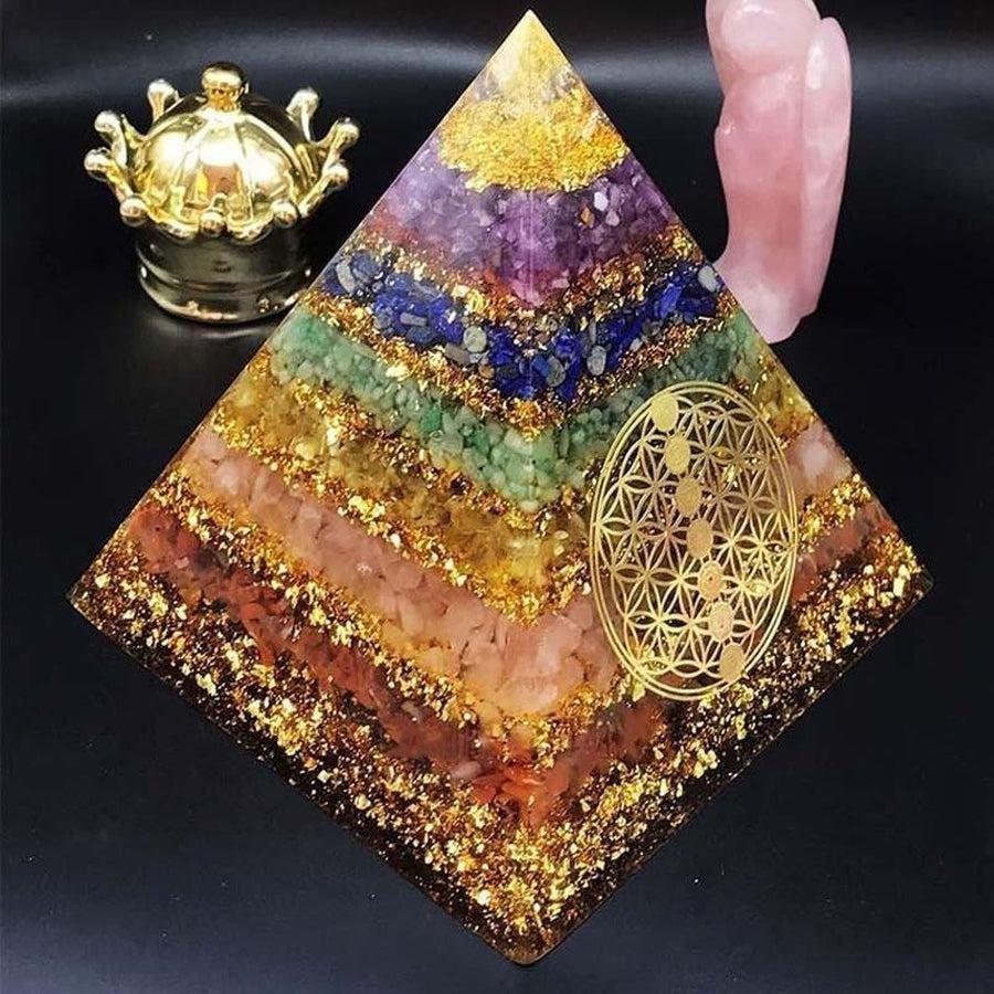 Vue rapprochée de la pyramide montrant le cristal et le cuivre