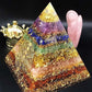 Pyramide d'Orgonite sur fond blanc, détails des matériaux