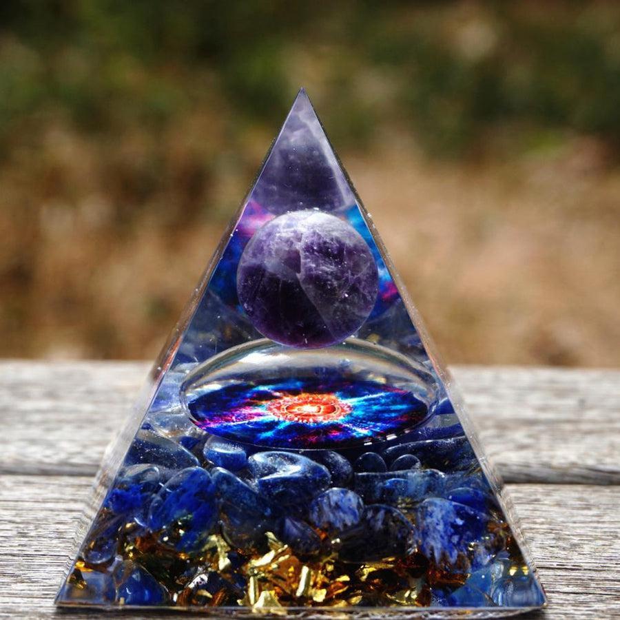 Vue de dessus de la pyramide orgonite, révélant la disposition des pierres