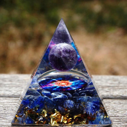 Vue de dessus de la pyramide orgonite, révélant la disposition des pierres