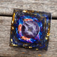 Pyramide orgonite avec améthyste et quartz bleu en gros plan