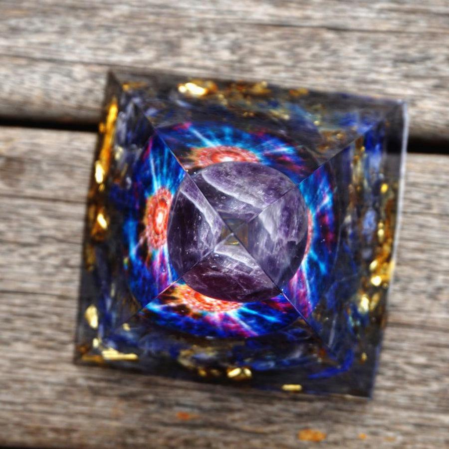 Pyramide orgonite avec améthyste et quartz bleu en gros plan