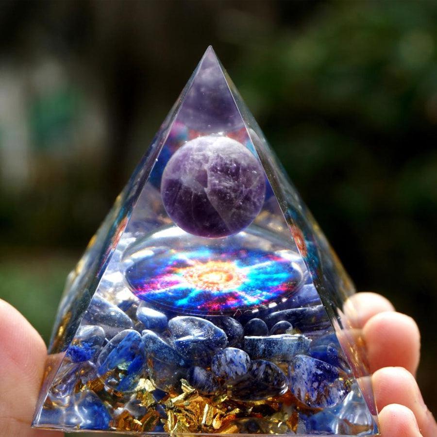 Vue latérale de la pyramide orgonite montrant les pierres naturelles