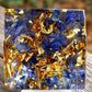 Détail des pierres d'améthyste et quartz bleu dans la pyramide
