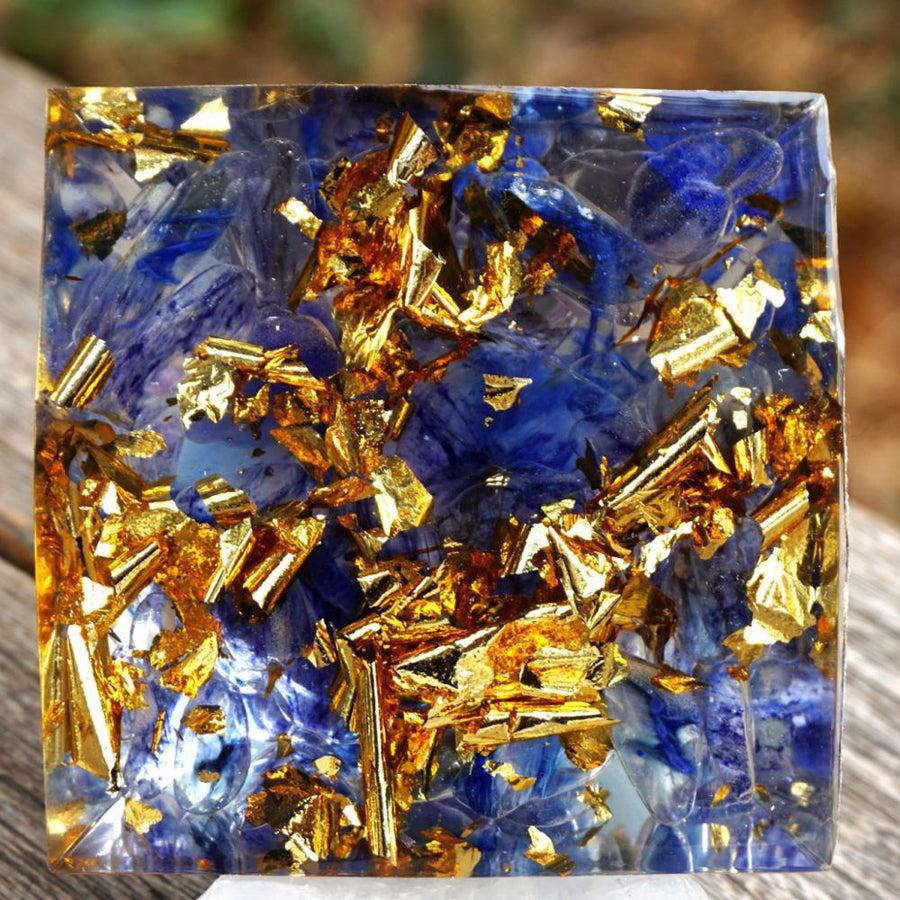 Détail des pierres d'améthyste et quartz bleu dans la pyramide