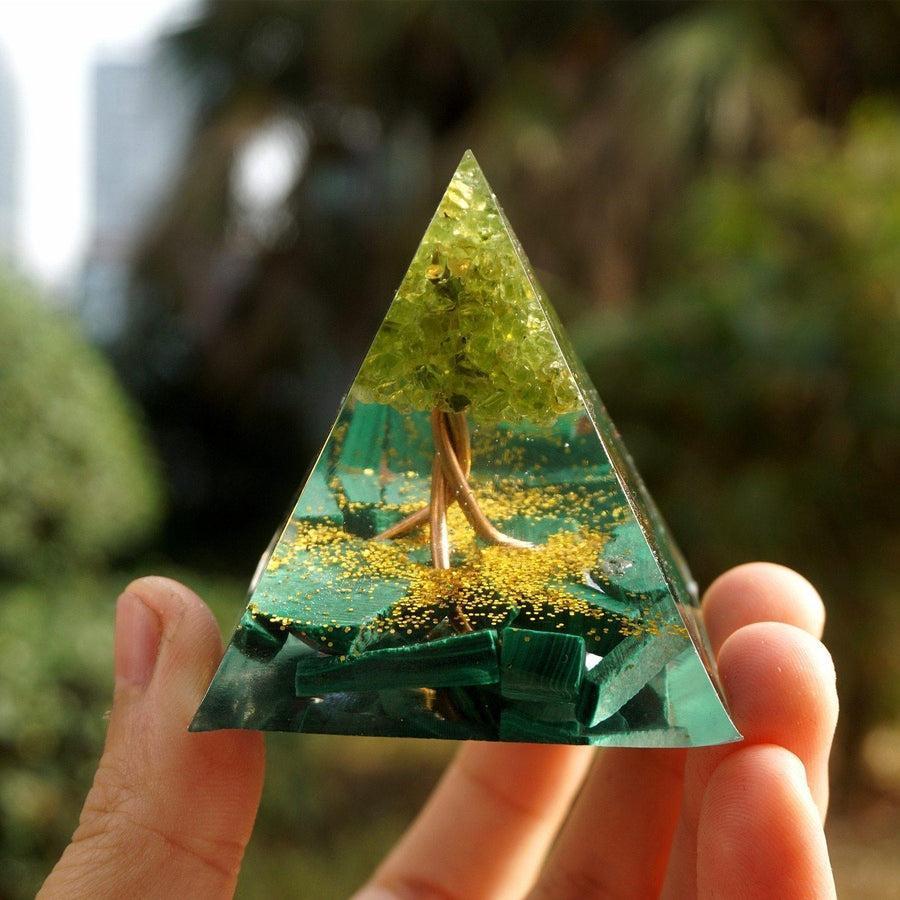 Pyramide Orgonite avec arbre de vie et pierres vertes