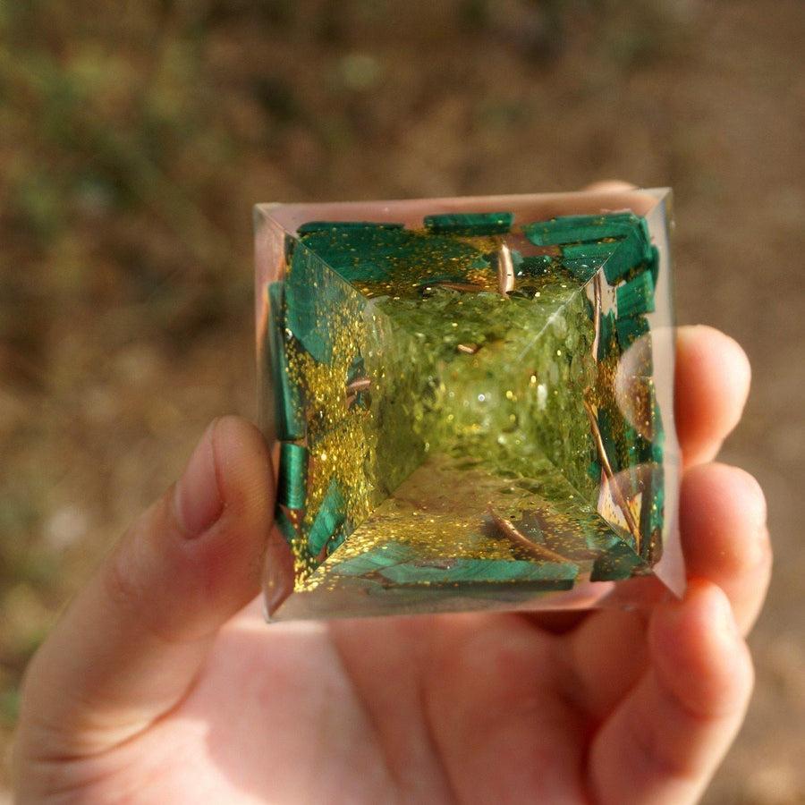 Vue latérale de la pyramide montrant malachite et péridot