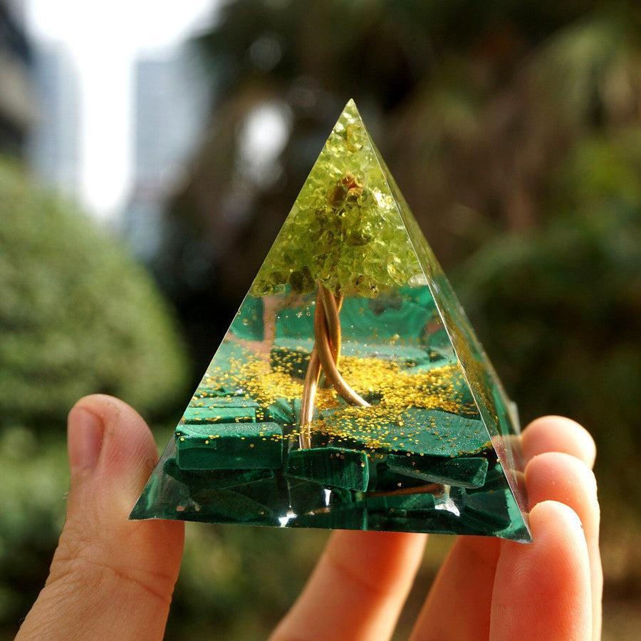Détail des feuilles d'or sur la pyramide artisanale