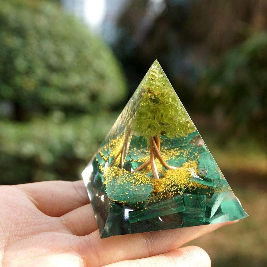 Pyramide Orgonite sur fond neutre, arbre de vie visible
