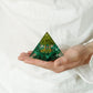 Pyramide Orgonite avec détails dorés et pierres vertes