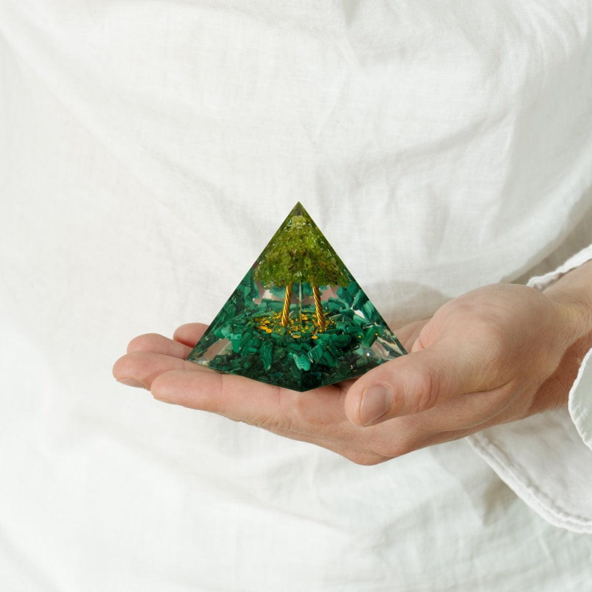 Pyramide Orgonite avec détails dorés et pierres vertes