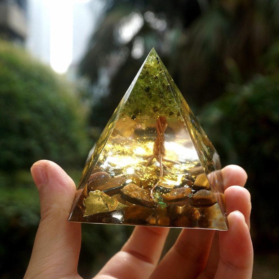 Pyramide Orgonite avec arbre de vie et pierres naturelles