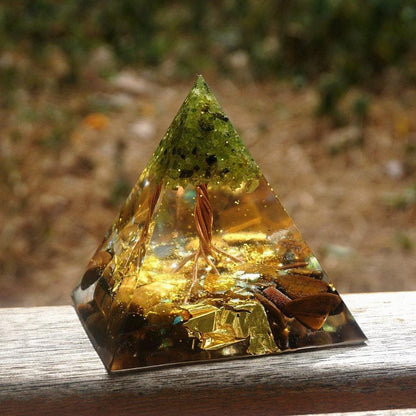 Vue globale de la pyramide en résine et ses pierres