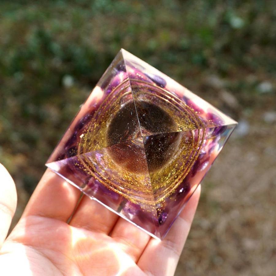 Pyramide en résine avec quartz fumé et améthystes