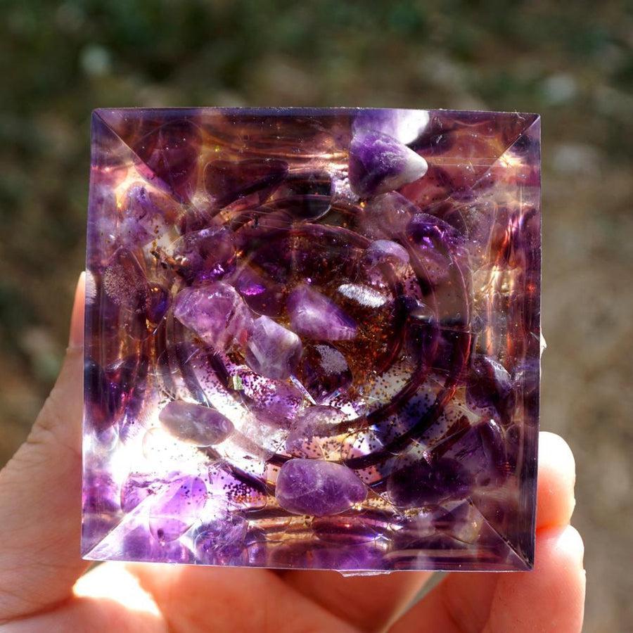 Vue rapprochée de la sphère de quartz fumé lévitant