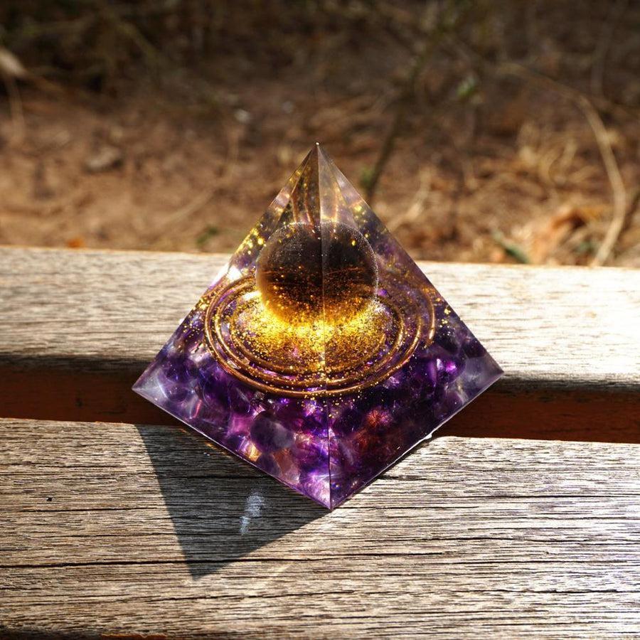 Améthystes en base, entourées de paillettes dorées