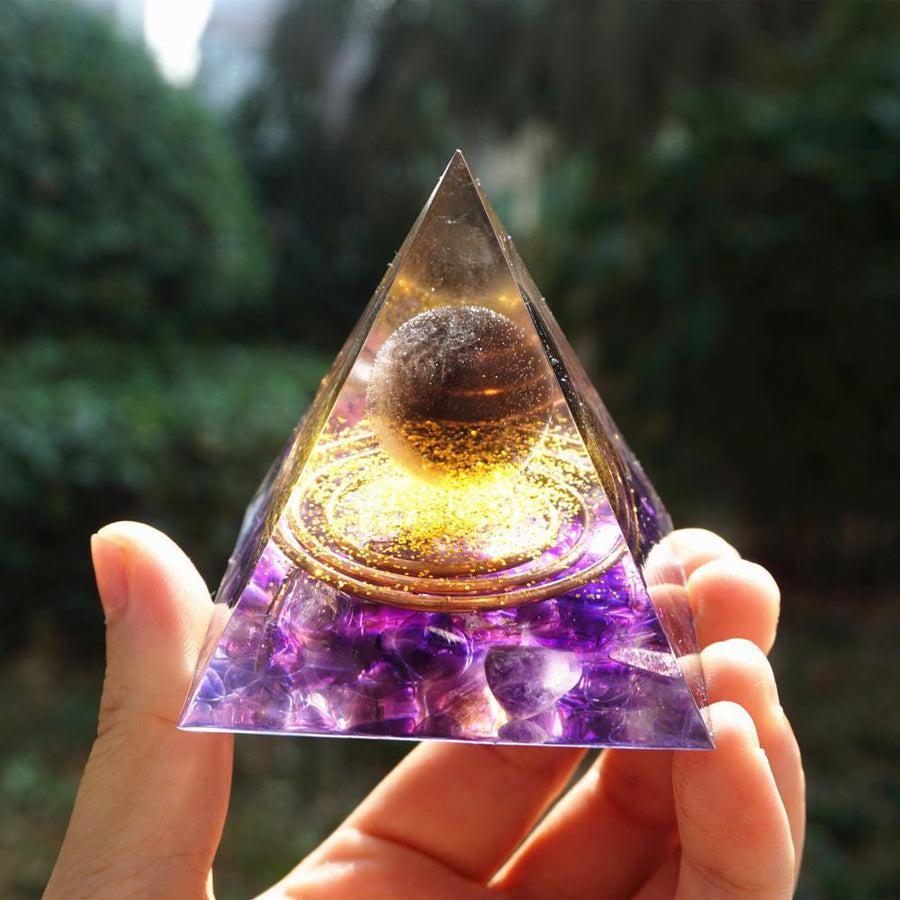Pyramide complète avec éléments minéraux et métalliques