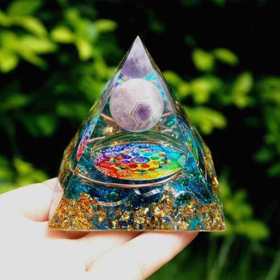 Pyramide Orgonite avec sphère d'améthyste et spirale de cuivre