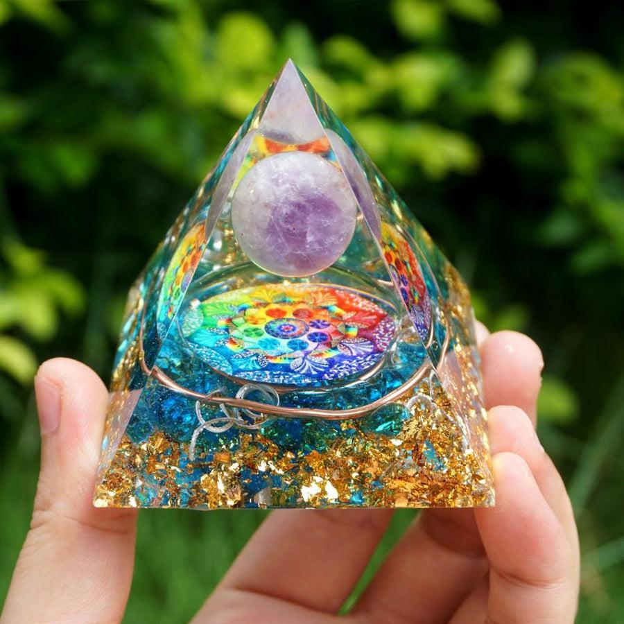 Vue rapprochée de la pyramide montrant le quartz bleu et feuilles d'or